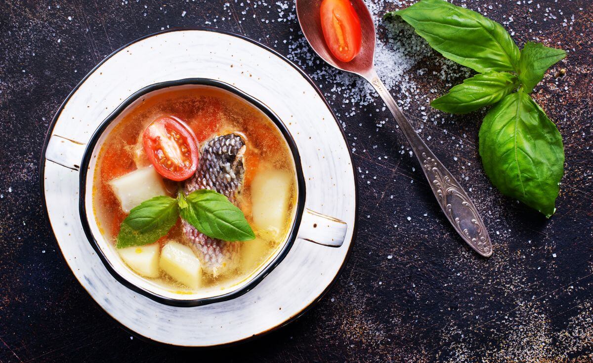 Два смачних рецепта юшки: рибний суп по-фінськи з сиром і вуха з помідорами