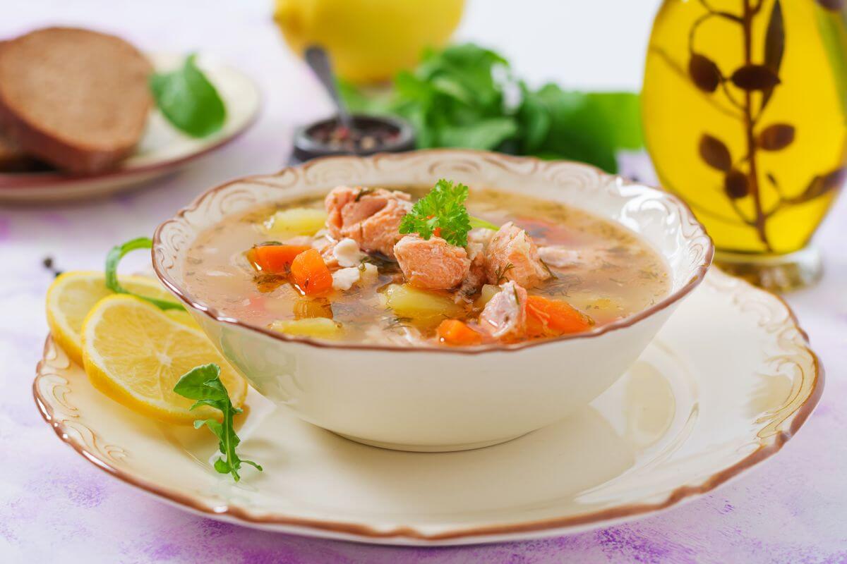 Два смачних рецепта юшки: рибний суп по-фінськи з сиром і вуха з помідорами