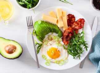 Keto и Менопауза: Взвешивание Преимуществ и Рисков