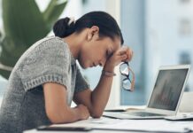 Взвинчен, но истощен: почему длинные смены мешают расслабиться