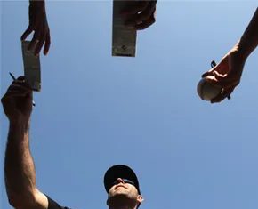 Фізика бейсбольного м’яча вагою 5 унцій: чому він так сильно підстрибує?